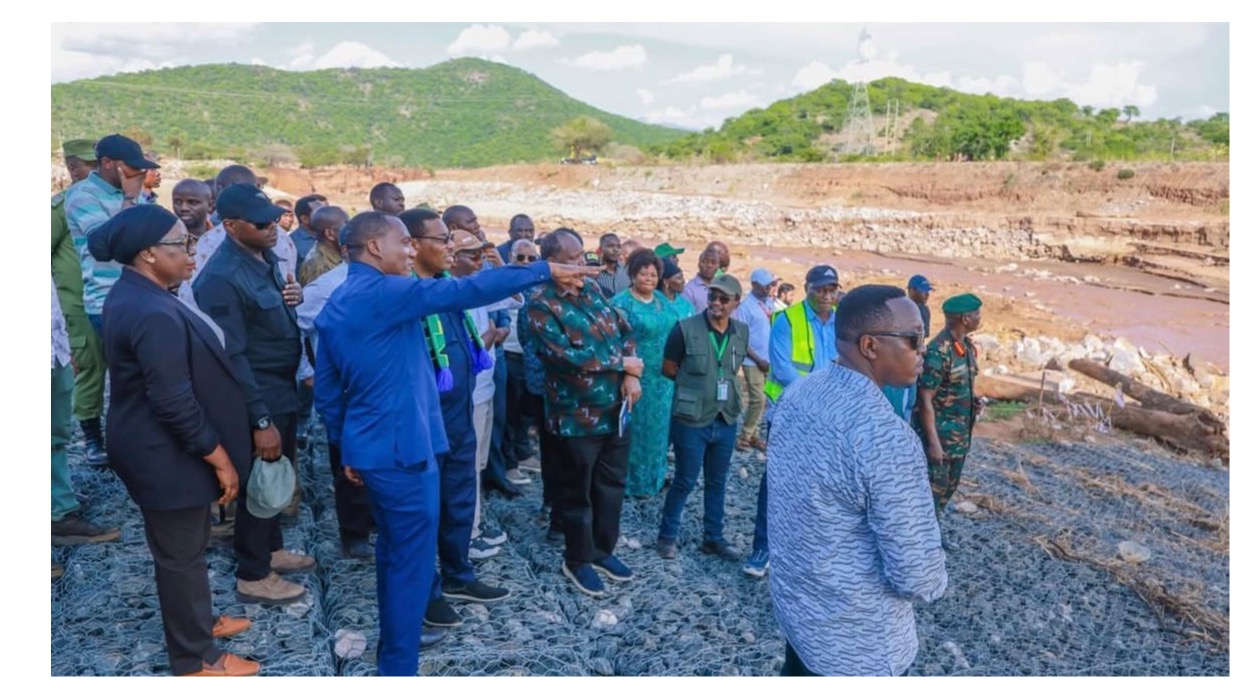 Waziri Mkuu Mhe. Dkt. Mwigulu  Nchemba  akimsikiliza Mkurugenzi Mkuu wa Shirika la Reli Tanzania(TRC), Mhandisi Machibya Shiwa wakati Waziri Mkuu alipokagua madhara yaliyosababishwa  na mvua kwenye Miundombinu ya Reli ya Kisasa ya SGR na Reli ya Kati ya MGR katika eneo la kidete, Kilosa mkoani Morogoro.