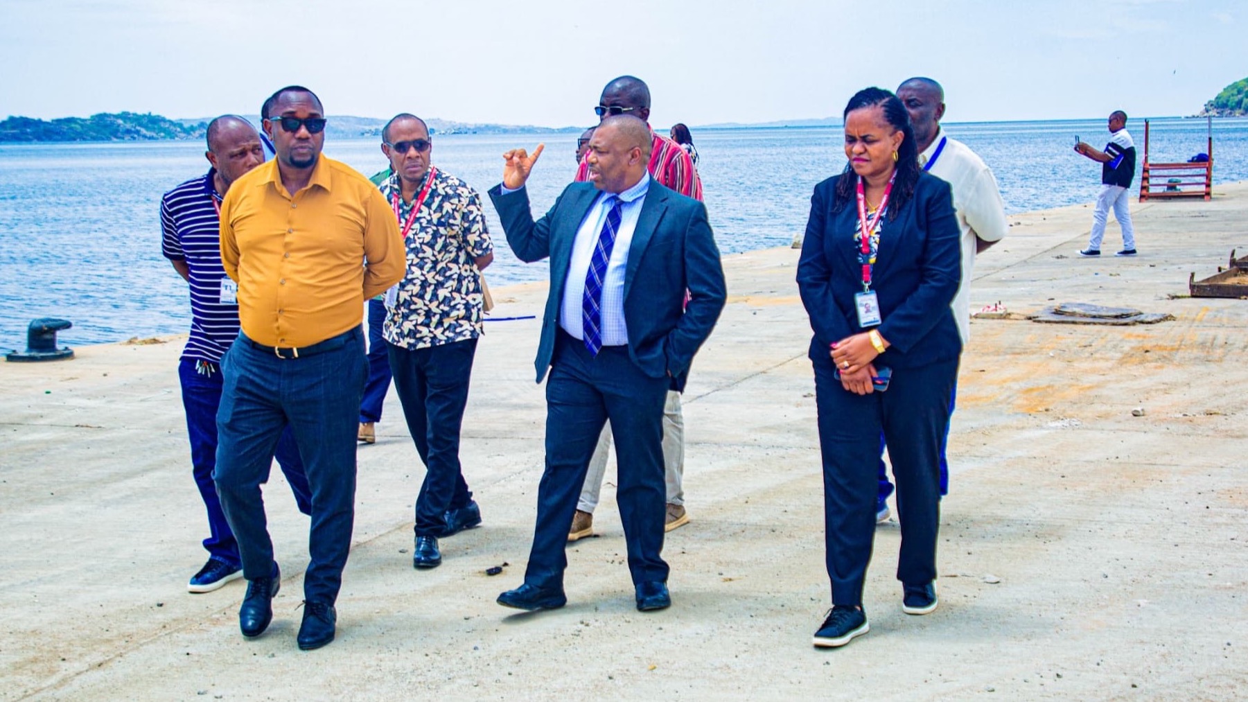 Naibu Katibu Mkuu wa Wizara, Abdallah Mitawi akitoa maelekezo kwa Uongozi wa Mamlaka ya Usimamizi wa Bandari Tanzania (TPA), wakati alipotembelea Bandari ya Mwanza.