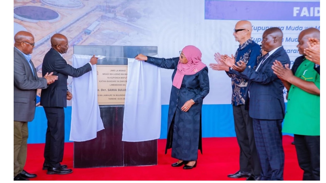 Rais wa Jamhuri ya Muungano wa Tanzania, Mheshimiwa Dkt. Samia Suluhu Hassan akivuta kitambaa kuashiria uwekaji wa jiwe la msingi Mradi wa ujenzi wa Matanki ya kupokea mafuta katika Bandari ya Dar es Salaam katika eneo la Kigamboni Jijini Dar es Salaam, tarehe 03 Machi, 2026.