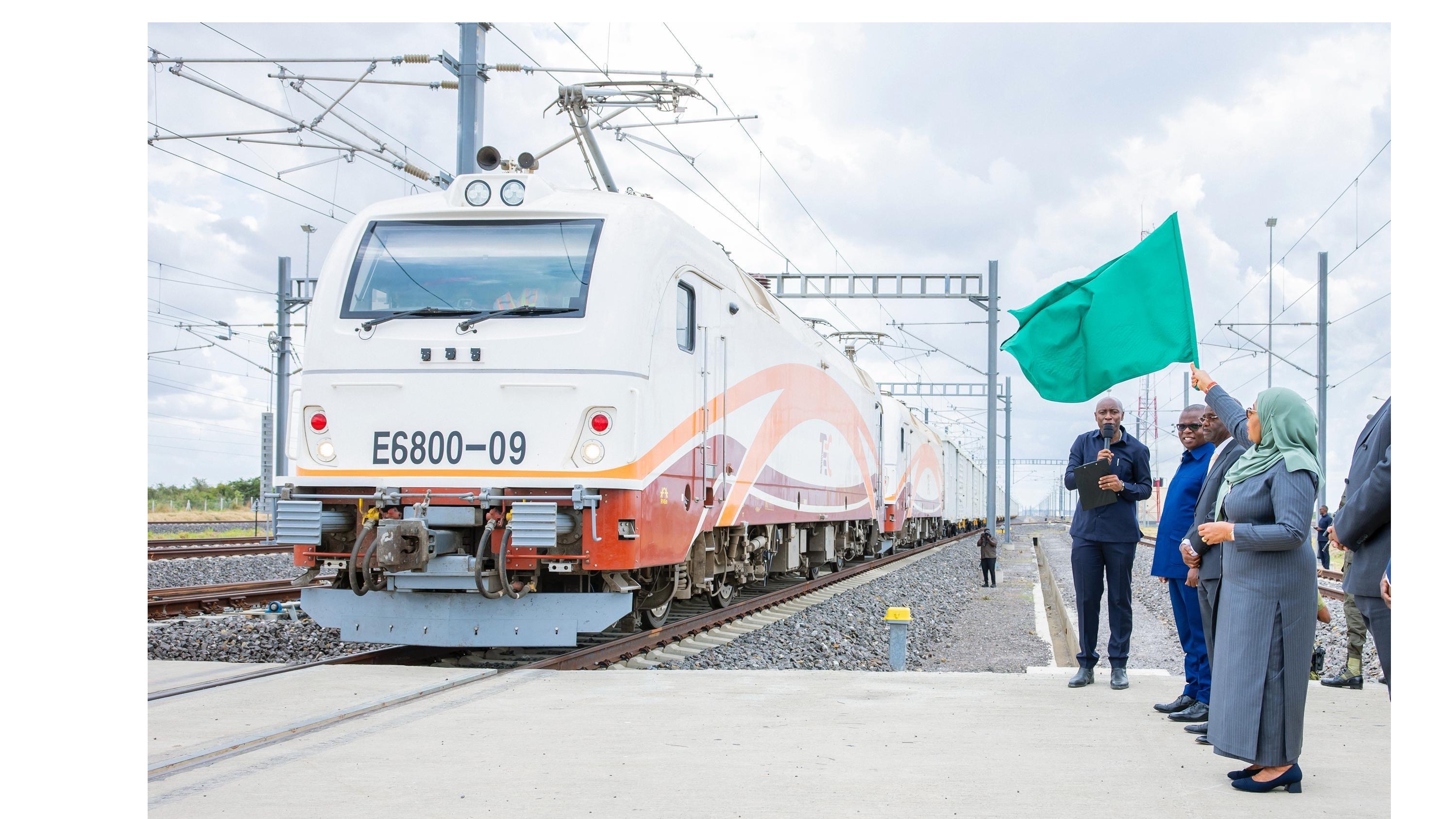 Rais wa Jamhuri ya Muungano wa Tanzania Mhe. Dkt. Samia Suluhu Hassan akizindua usafirishaji wa mizigo kwa kutumia Usafirishaji wa treni ya umeme ya SGR kutoka Dar es Salaam hadi Dodoma eneo la Kwala Marshalling Yard mkoani Pwani tarehe 31 Julai, 2025.