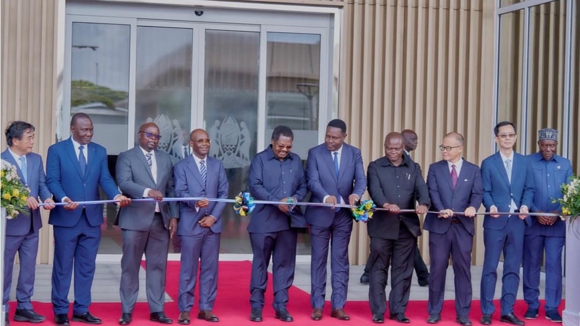 Makamu wa Rais wa Jamhuri ya Muungano wa Tanzania Mhe.Balozi Dkt. Emmanuel Nchimbi akikata utepe kuashiria uzinduzi rasmi wa Jengo la Viongozi Mashuhuri katika Uwanja wa Ndege wa Kimataifa wa Julius Nyerere Jijini Dar es Salaam, leo tarehe 16 Januari 2026.