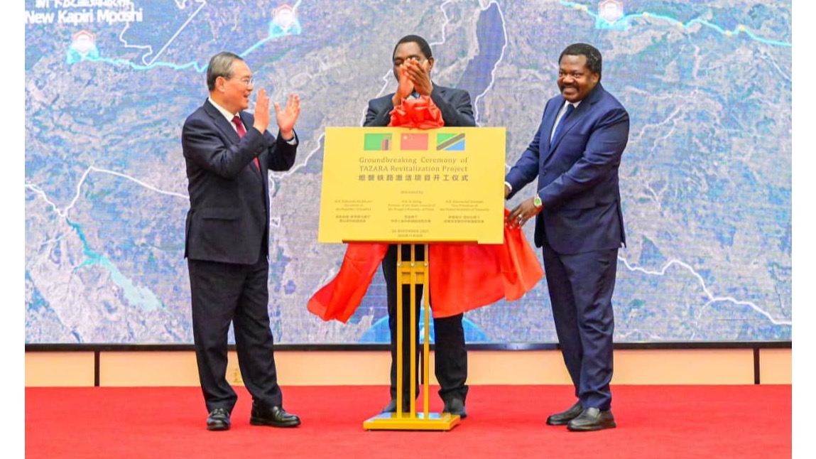 Makamu wa Rais wa Jamhuri ya Muungano wa Tanzania Mhe.Balozi Dkt. Emmanuel Nchimbi (Kulia)akiwa na Rais wa Jamhuri ya Zambia Mhe. Hakainde Hichilema (Katikati) pamoja na Waziri Mkuu wa Jamhuri ya Watu wa China Mhe. Li Qiang, wakiweka jiwe la msingi la uzinduzi wa Ukarabati Mkubwa wa Reli ya TAZARA iliyofanyika Ukumbi wa Kimataifa wa Mikutano wa Mulungushi Jijini Lusaka nchini Zambia. Tarehe 20 Novemba 2025.