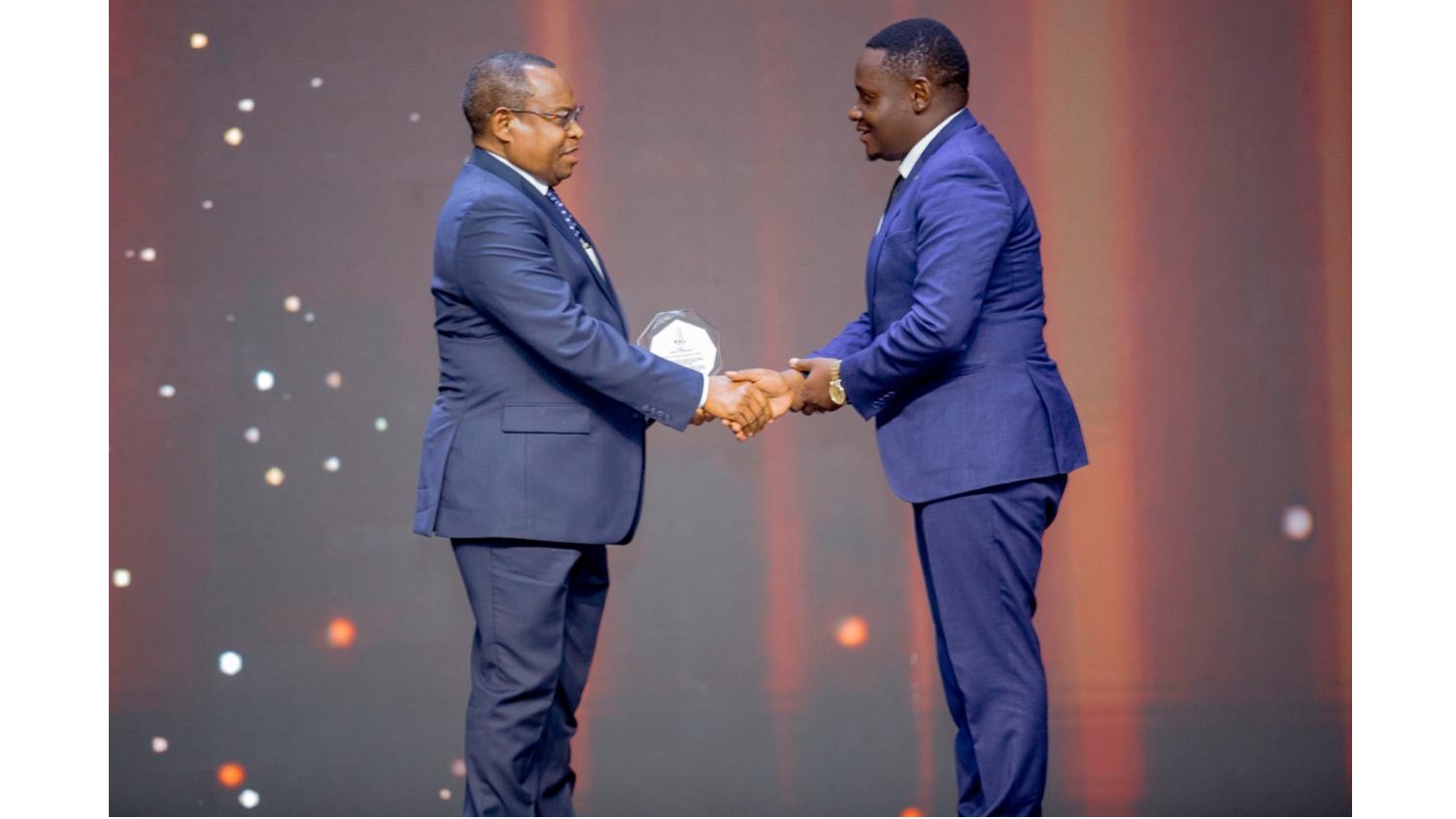 Makamu wa Kwanza wa Rais wa Serikali ya Mapinduzi ya Zanzibar Mheshimiwa Othman Masoud Othman akipokea tuzo kutoka kwa Naibu Waziri wa Uchukuzi Mheshimiwa David Kihenzile aliyemuwakilisha Waziri wa Uchukuzi Mheshimiwa Prof. Makame Mbarawa katika hafla ya utoaji wa tuzo kwa wadau wa usafirishaji zilizoandaliwa na SML Awards. Hafla hiyo ilifanyika katika Ukumbi wa Superdome jijini Dar es Salaam hivi karibuni.