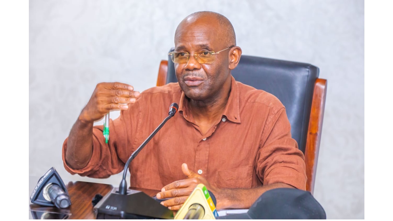 Waziri wa Uchukuzi, Prof. Makame Mbarawa akifafanua jambo wa Wajumbe wa Kamati ya Kudumu ya Bunge ya Uwekezaji wa Mitaji (PIC) hawapo pichani wakati, wakati kamati hiyo ilipotembelea Bandari ya Dar es Salaam, mwishoni mwa wiki.