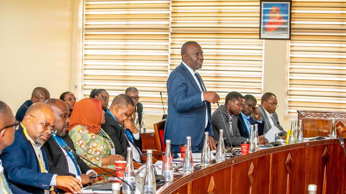 Katibu Mkuu wa Wizara ya Uchukuzi, Prof. Godius Kahyarara akitoa ufafanuzi wa hoja mbalimbali zinazohusu Wizara kwa Kamati ya Kudumu ya Bunge ya Bajeti wakati Kamati hiyo ilipokutana na Wizara na baadhi ya taasisi za Wizara hiyo jijini Dodoma hivi karibuni.