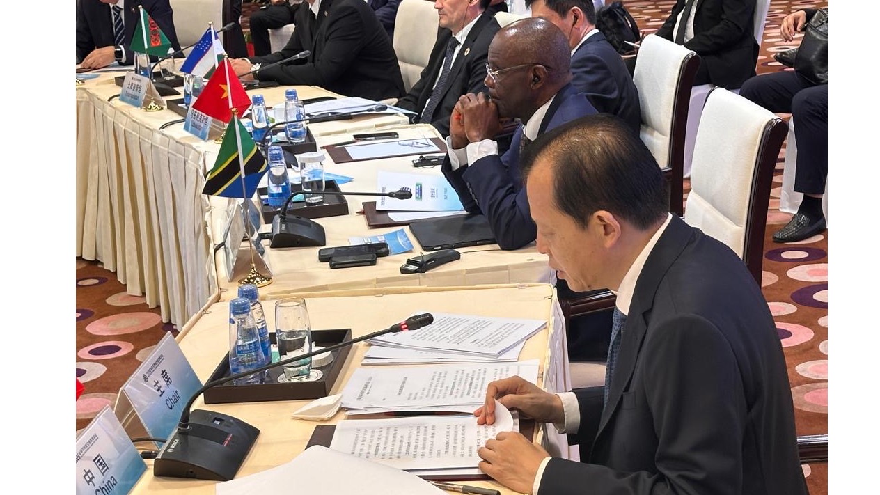 Waziri wa Uchukuzi, Mheshimiwa Prof. Makame Mbarawa akifuatilia mjadala katika Jukwaa la Mawaziri wa Sekta ya Uchukuzi linalofanyika jijini Beijing, China   22 Septemba 2026.