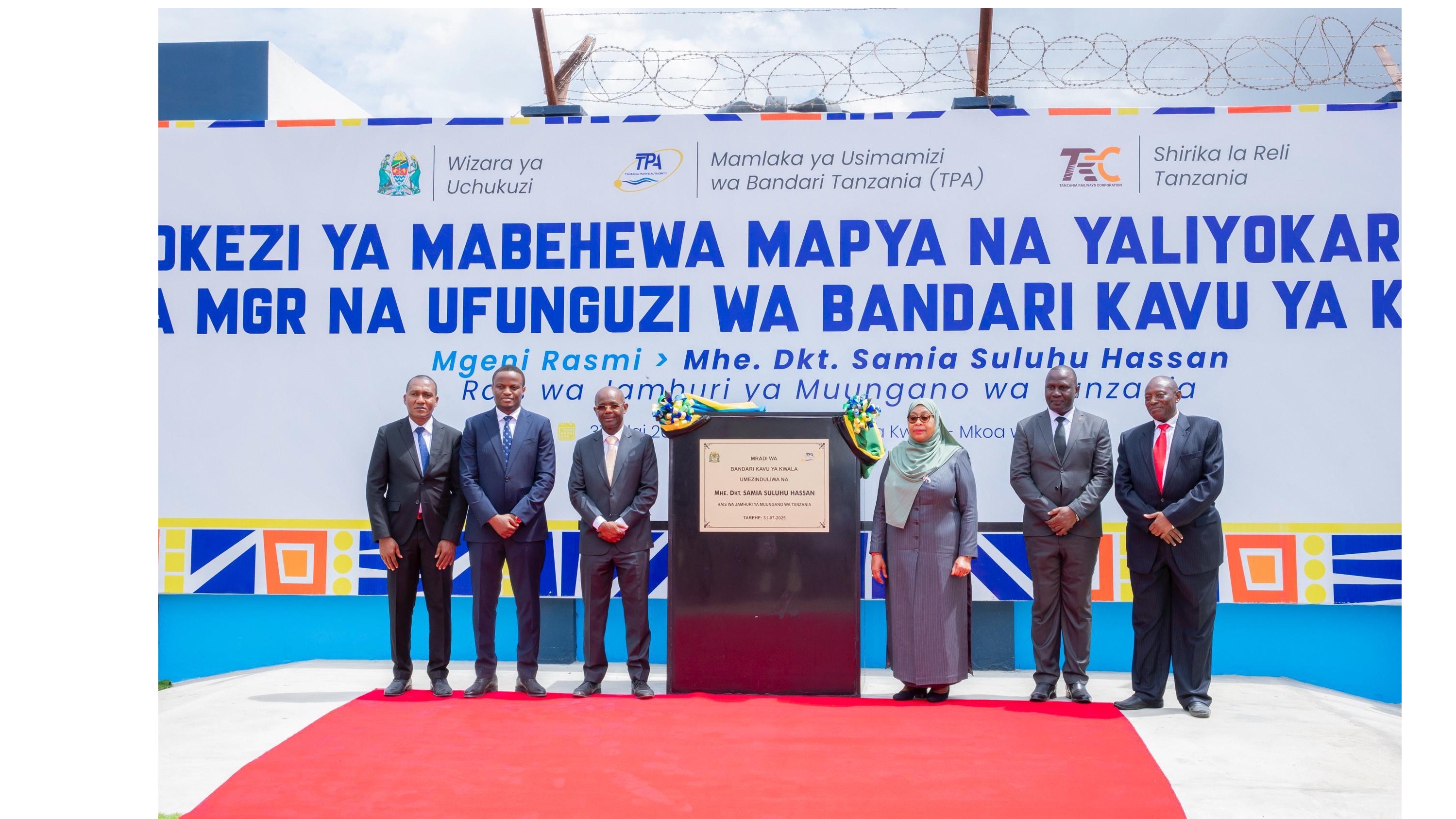 Rais wa Jamhuri ya Muungano wa Tanzania Mhe. Dkt. Samia Suluhu Hassan katika picha ya pamoja na Viongozi wa Wizara ya Uchukuzi mara baada ya kuzindua rasmi Bandari Kavu ya Kwala (Kwala Dry Port) iliyopo Kwala, Kibaha Vijijini Mkoa wa Pwani tarehe 31 Julai, 2025.
