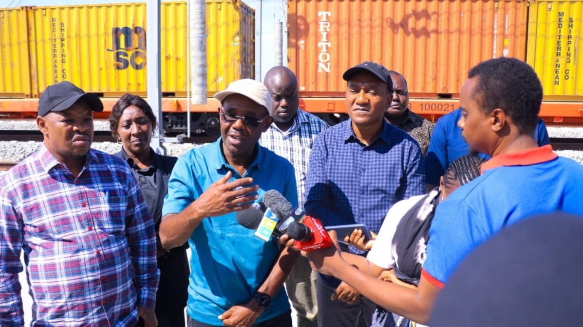 Waziri wa Uchukuzi, Mheshimiwa Prof. Makame Mbarawa akizungumza na Waandishi wa habari mara baada kutembelea Stesheni ya SGR Bahi jijini Dodoma.