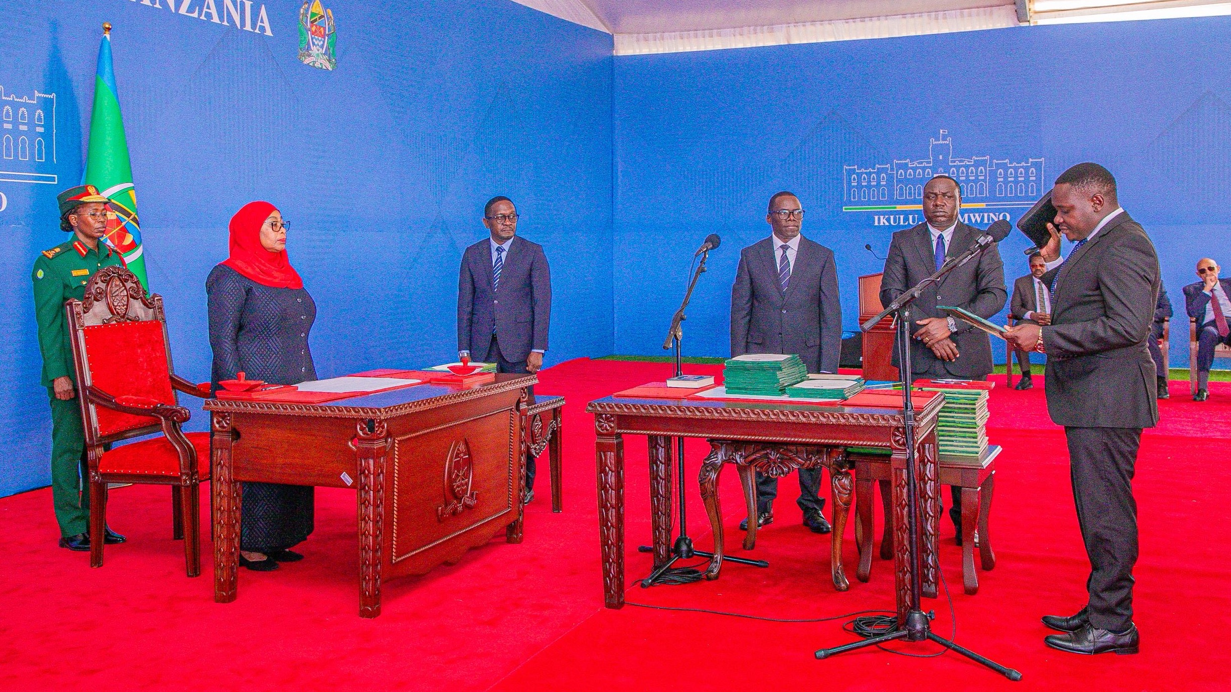 Rais wa Jamhuri ya Muungano wa Tanzania Mhe. Dkt. Samia Suluhu Hassan akimuapisha Mhe. David Kihenzile kuwa Naibu Waziri wa Uchukuzi  katika hafla iliyofanyika Ikulu Chamwino Mkoani Dodoma tarehe 18 Novemba 2025.