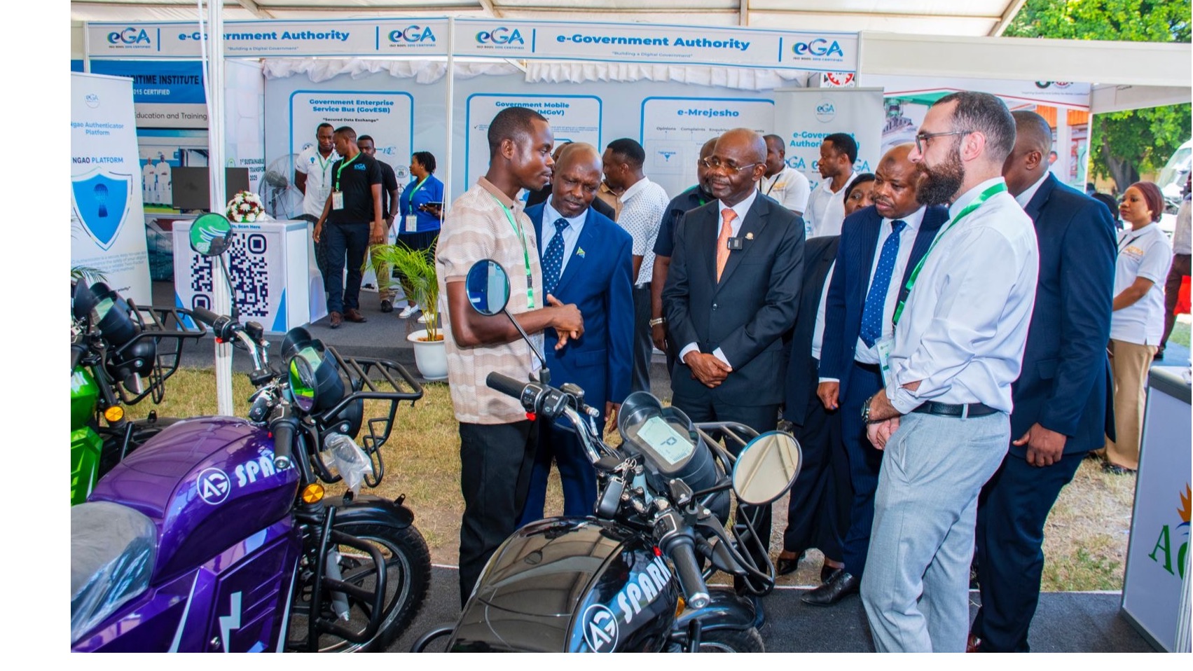 WAZIRI WA UCHUKUZI ATEMBELEA MABANDA YA MAONESHO YA WIKI YA USAFIRI ENDELEVU ARDHINI 2025